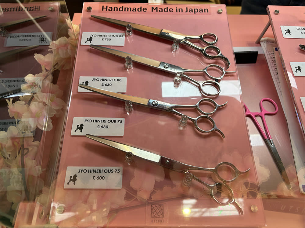 A tray of scissors