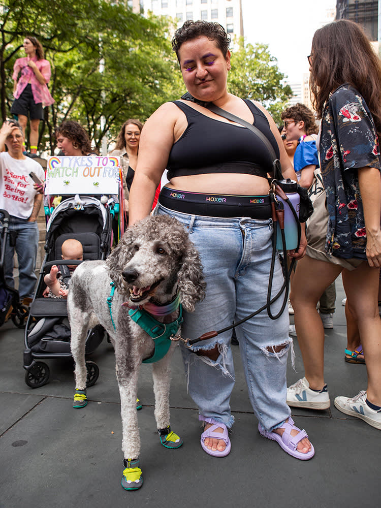 Chevita and Arrebol pose ahead of the dyke march