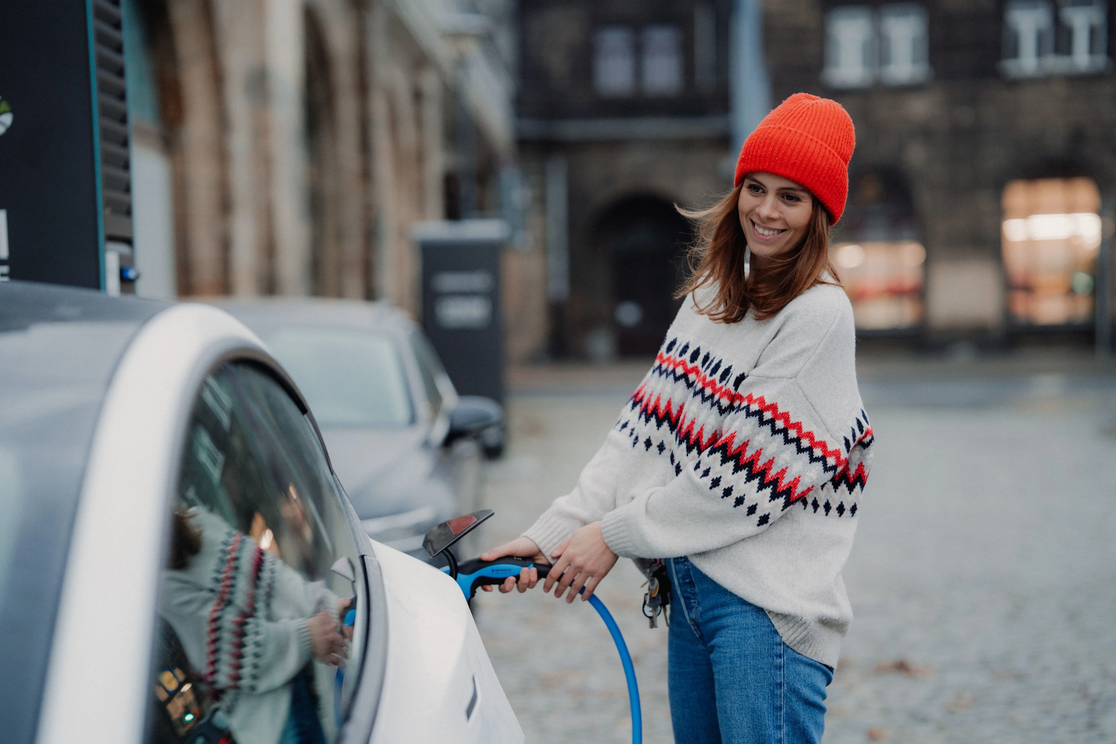 Vrouw laadt auto op