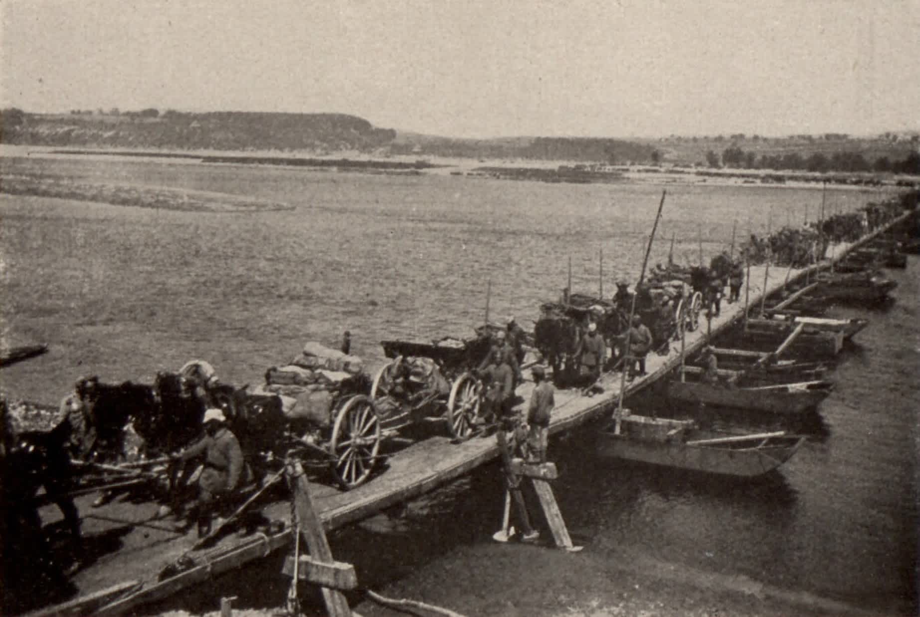 Przeprawiające się niemieckie wojsko przez most pływający w Kazimierzu Dolnym, 1915