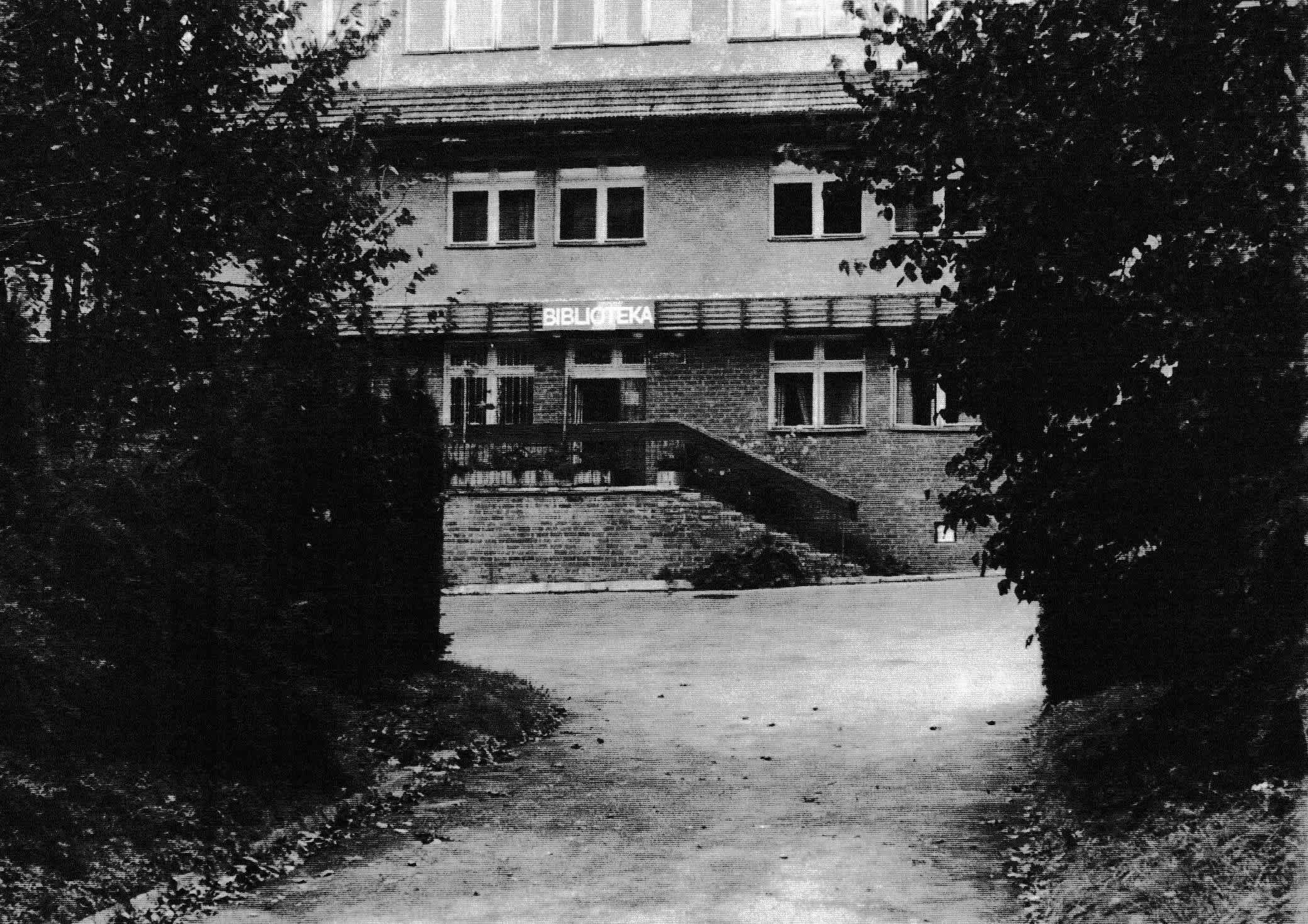 Budynek przychodni zdrowia przy ul. Lubelskiej 32/34. Siedziba biblioteki od 1992 roku