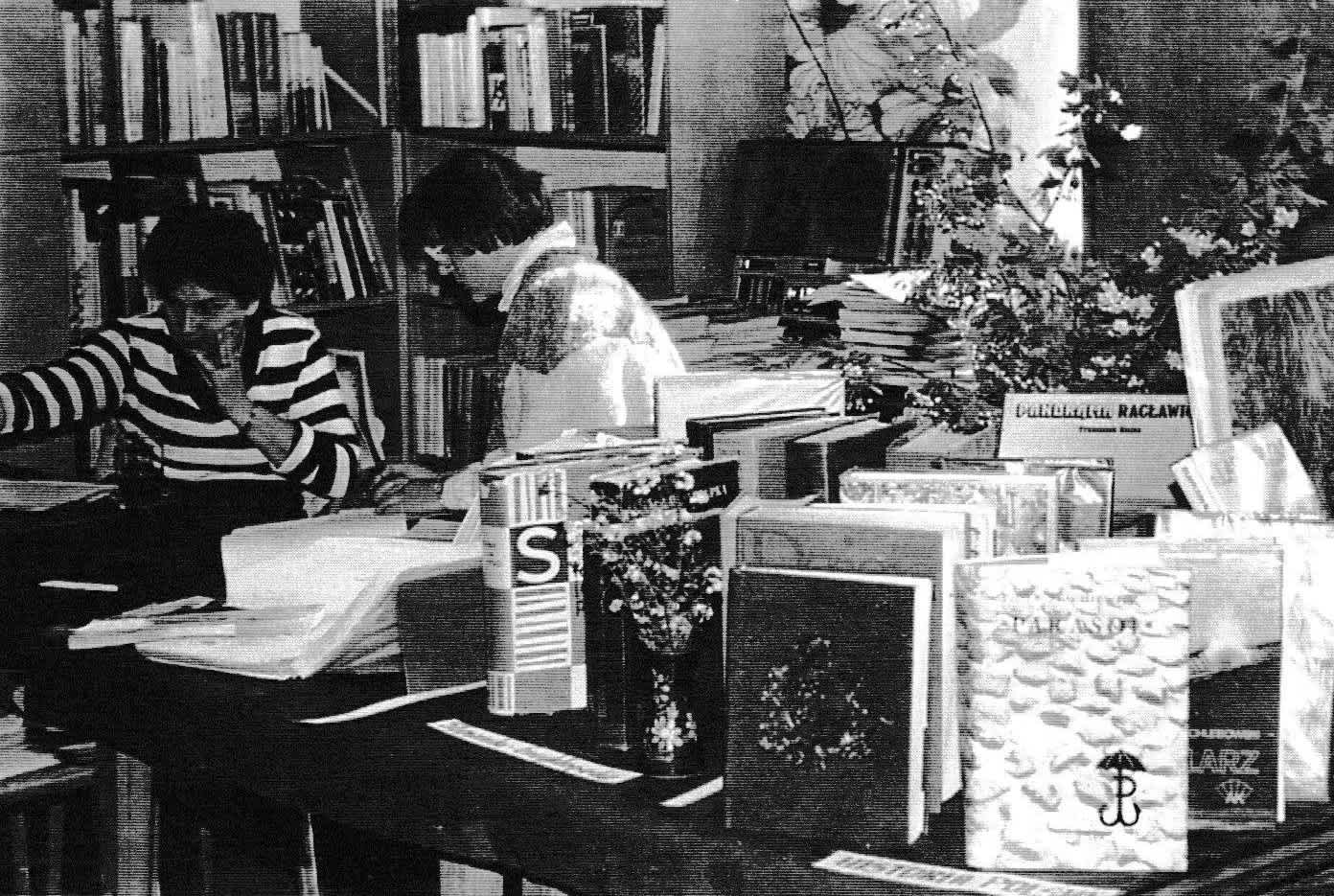 Lidia Nadolska, kierownik biblioteki od 1976 r., Hanna Lis, pracownik biblioteki od 1984 r.