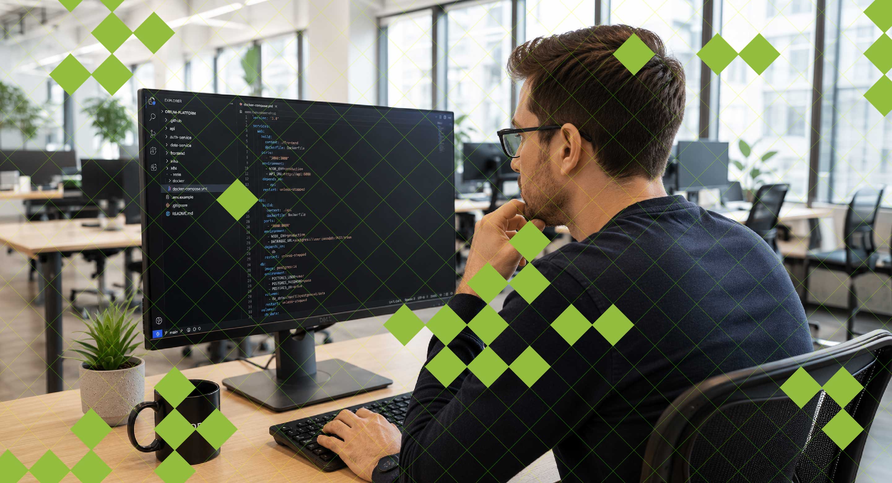 Un hombre está sentado frente a una pantalla de computadora evaluando lo que ve.