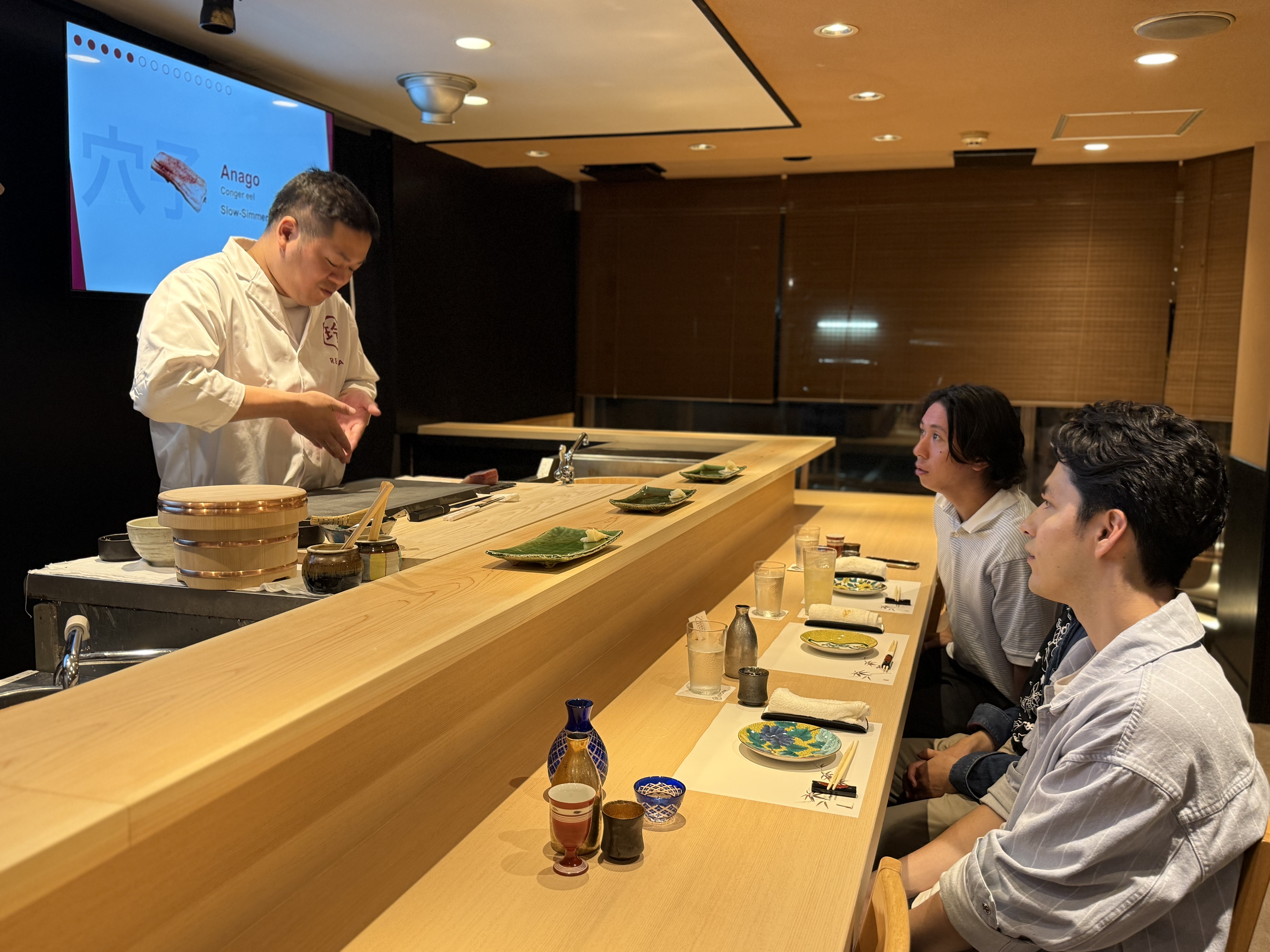筒井さんが片刃の説明しているところ