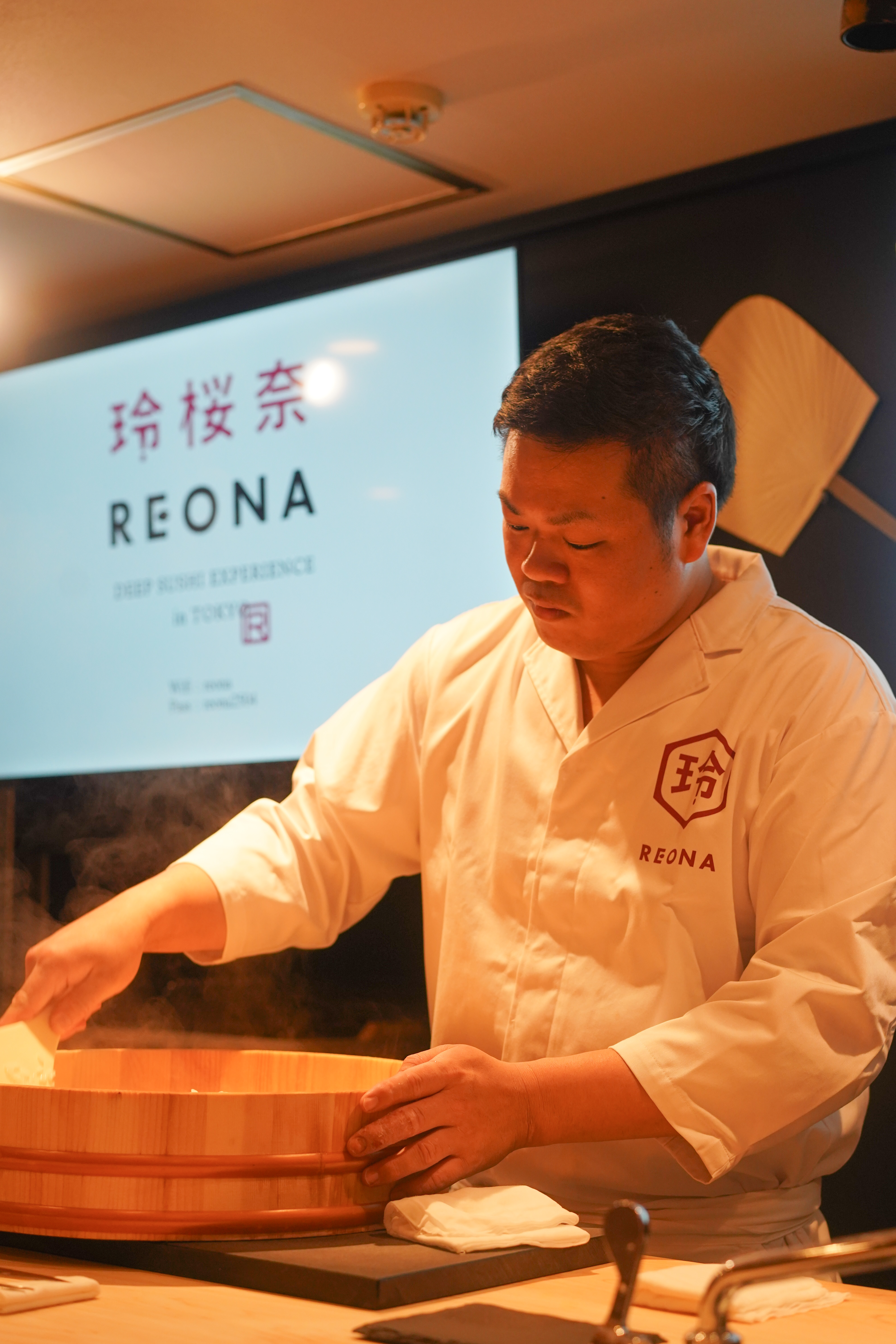 筒井さんがシャリ切りしているところ