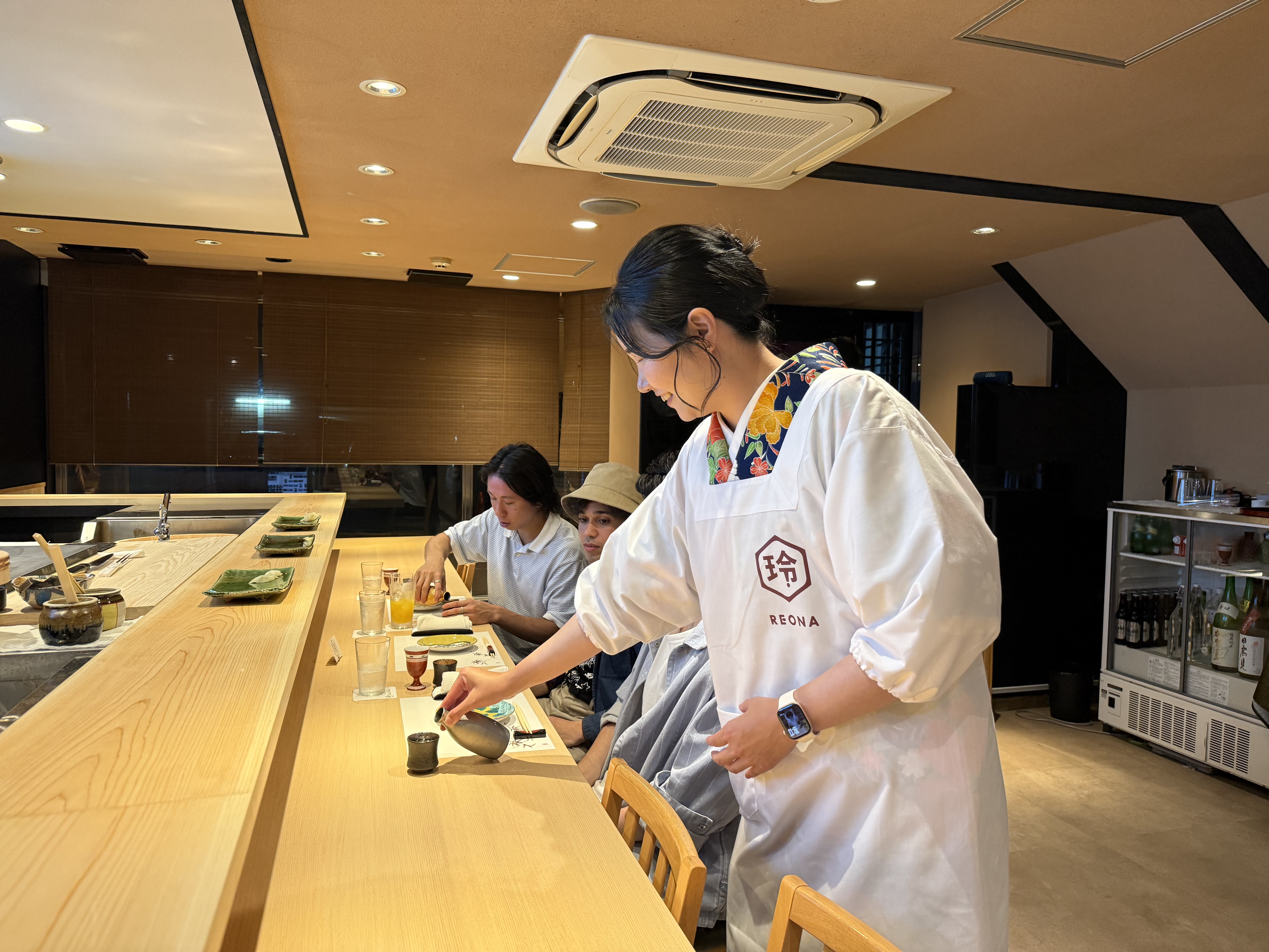 亀井が日本酒出しているところ