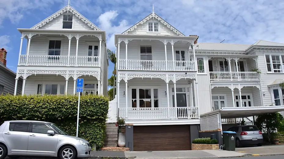 Street view of houses in Auckland, New Zealand