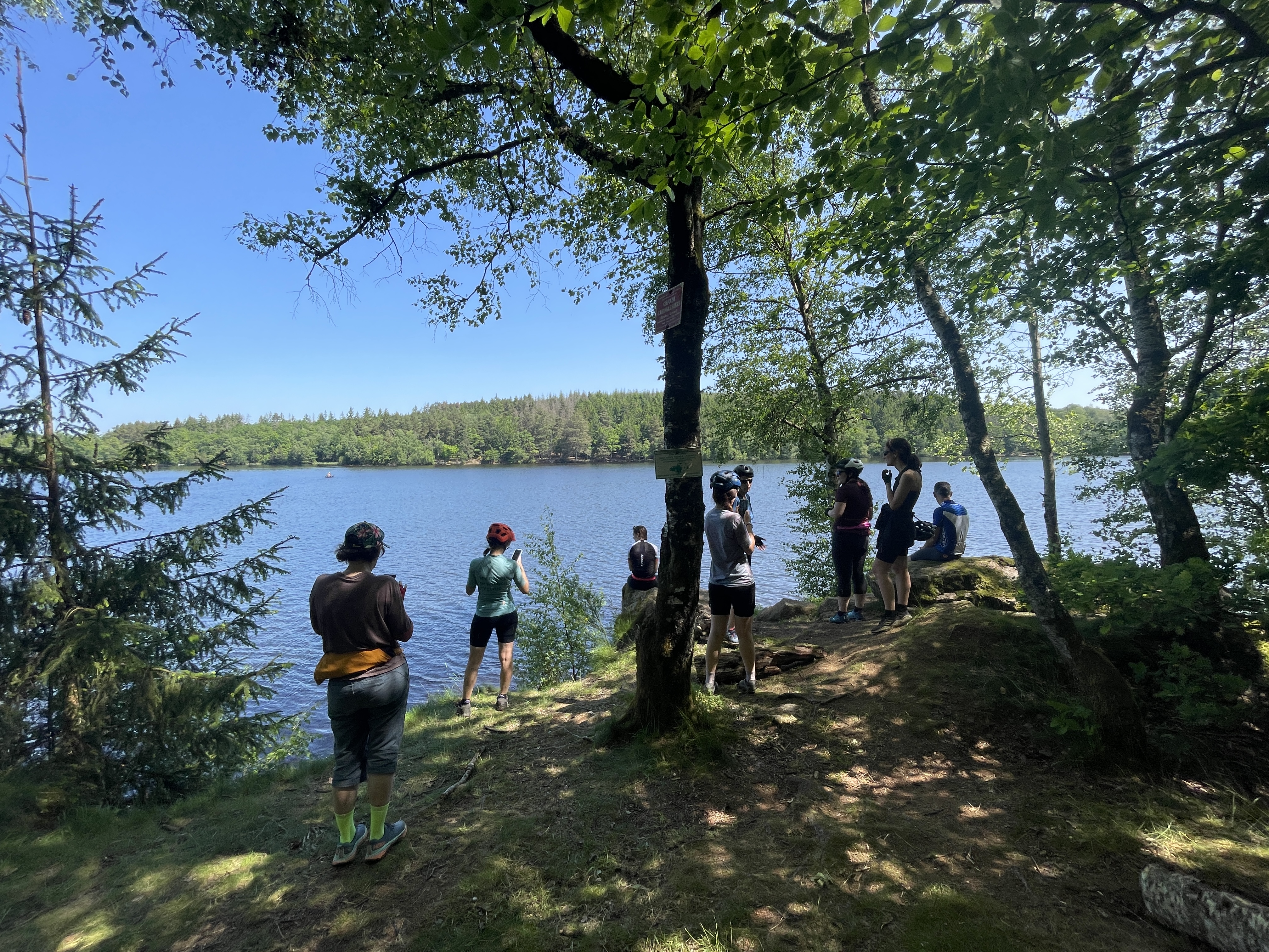 un groupe de femme contemplant un lac vosgien