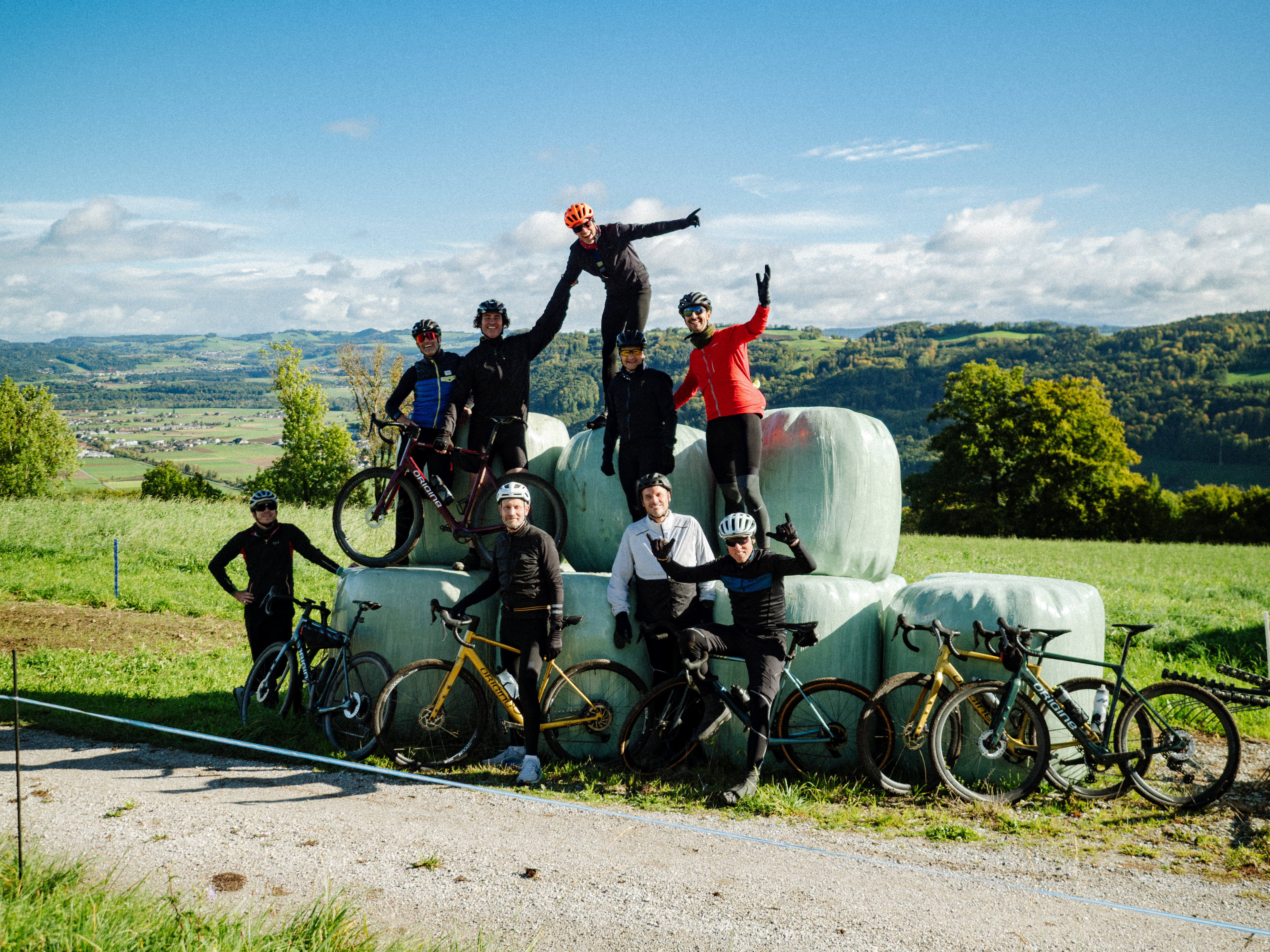 Alpes suisse_ groupe de cycliste botte de foin