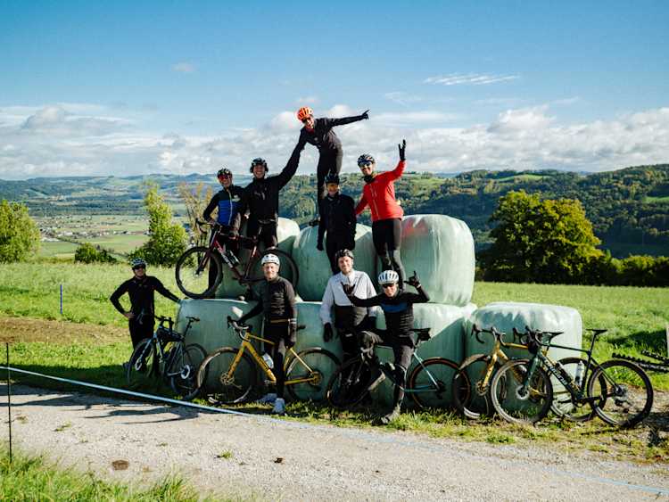 Alpes suisse_ groupe de cycliste botte de foin