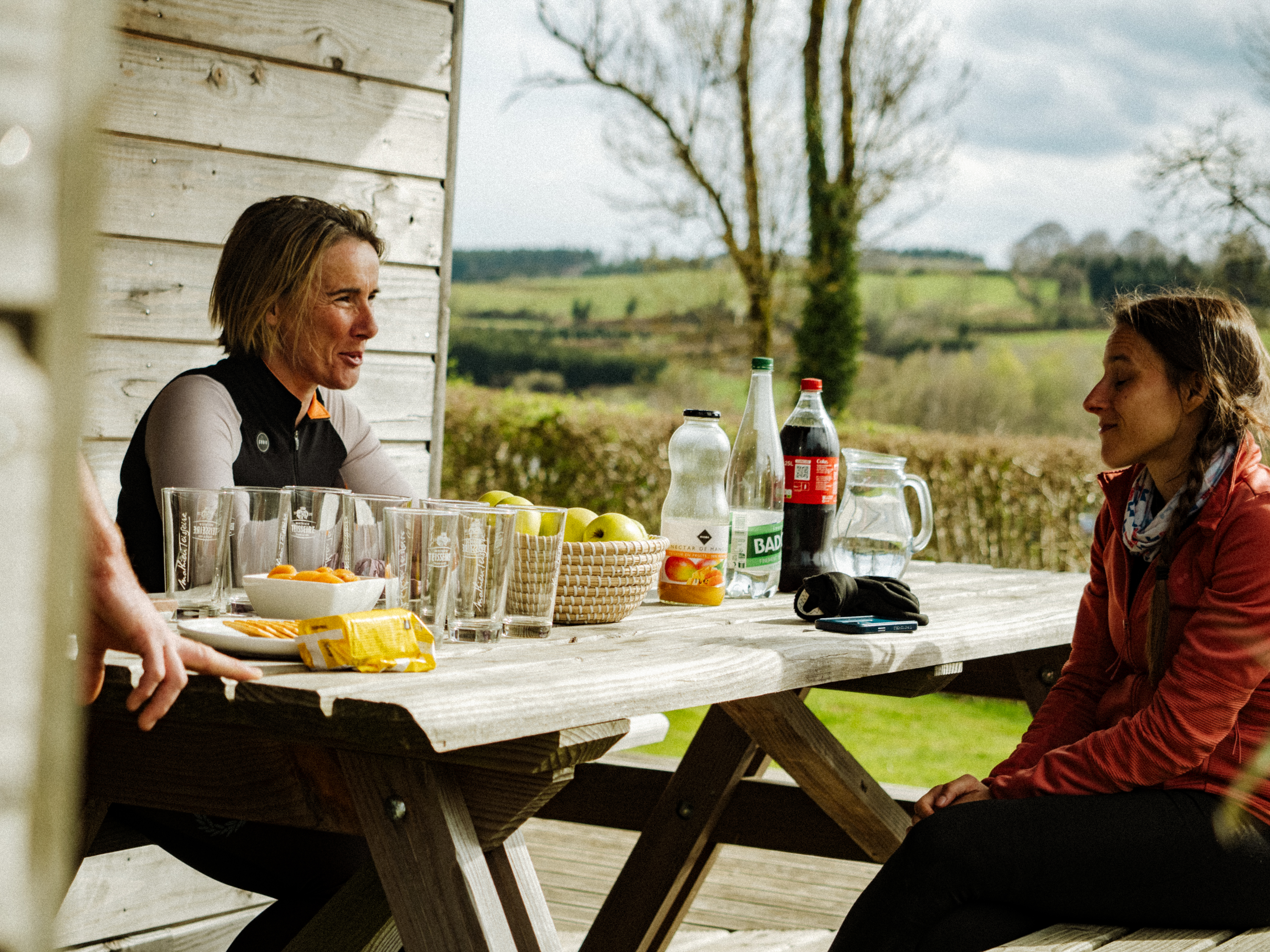 Deux femmes discutant autour d'une table après une sortie vélo
