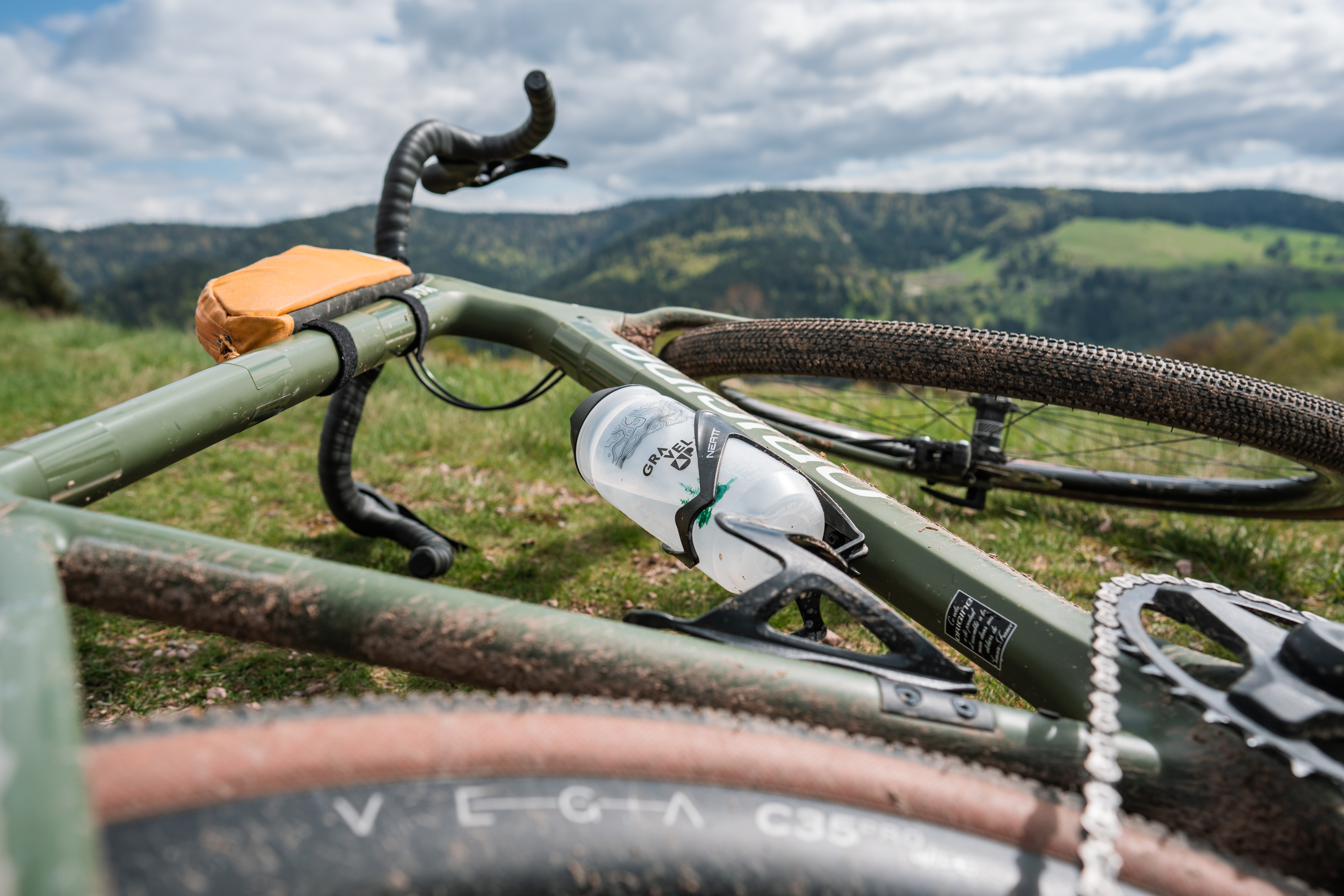 un vélo gravel Origin posé par terre pour faire une pause lors d'une sortie 