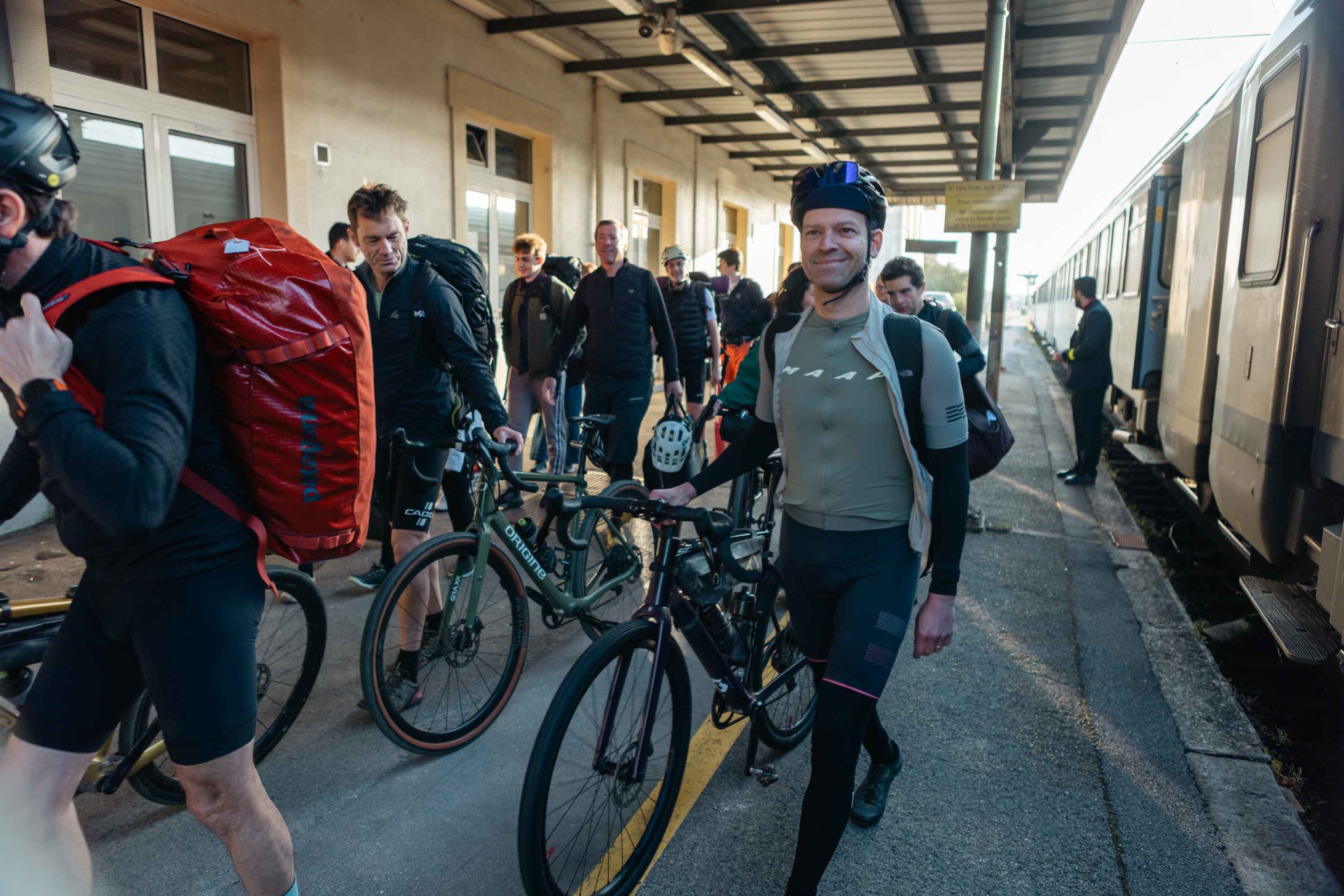 Fiche produit Champagne X Café du Cycliste (l'arrivée en train)