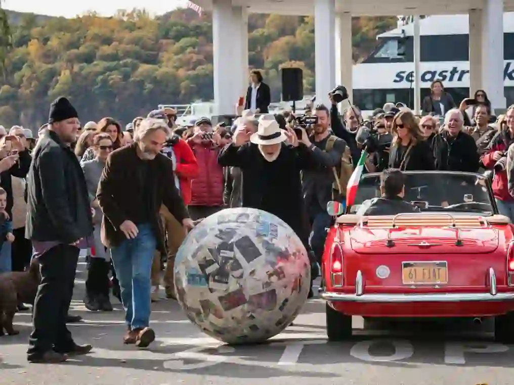 Michelangelo Pistoletto rolling 'Sfera di giornali', 1966-2017