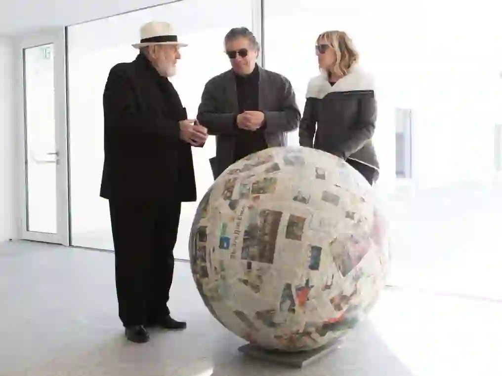 Michelangelo Pistoletto and Magazzino founders Giorgio Spanu and Nancy Olnick placing 'Sfera di Giornali' at Magazzino Italian Art