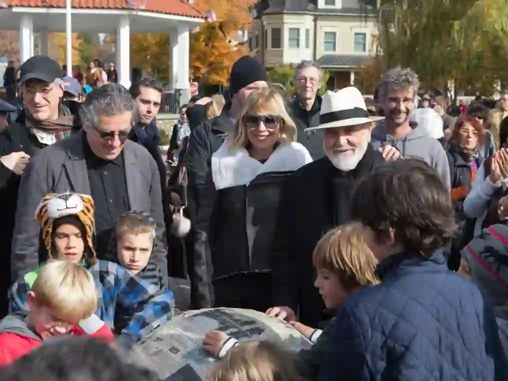 Magazzino founders Giorgio Spanu and Nancy Olnick walk alongside Michelangelo Pistoletto