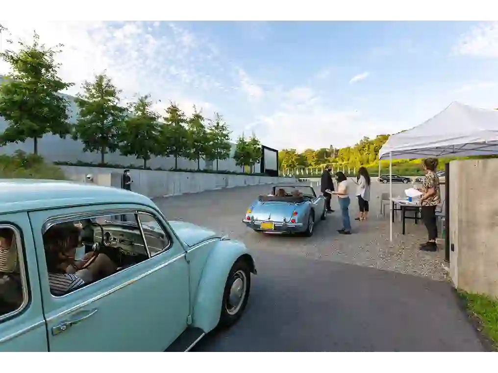 Cars pulling up to Cinema in Piazza at Magazzino Italian Art, August 1, 2020