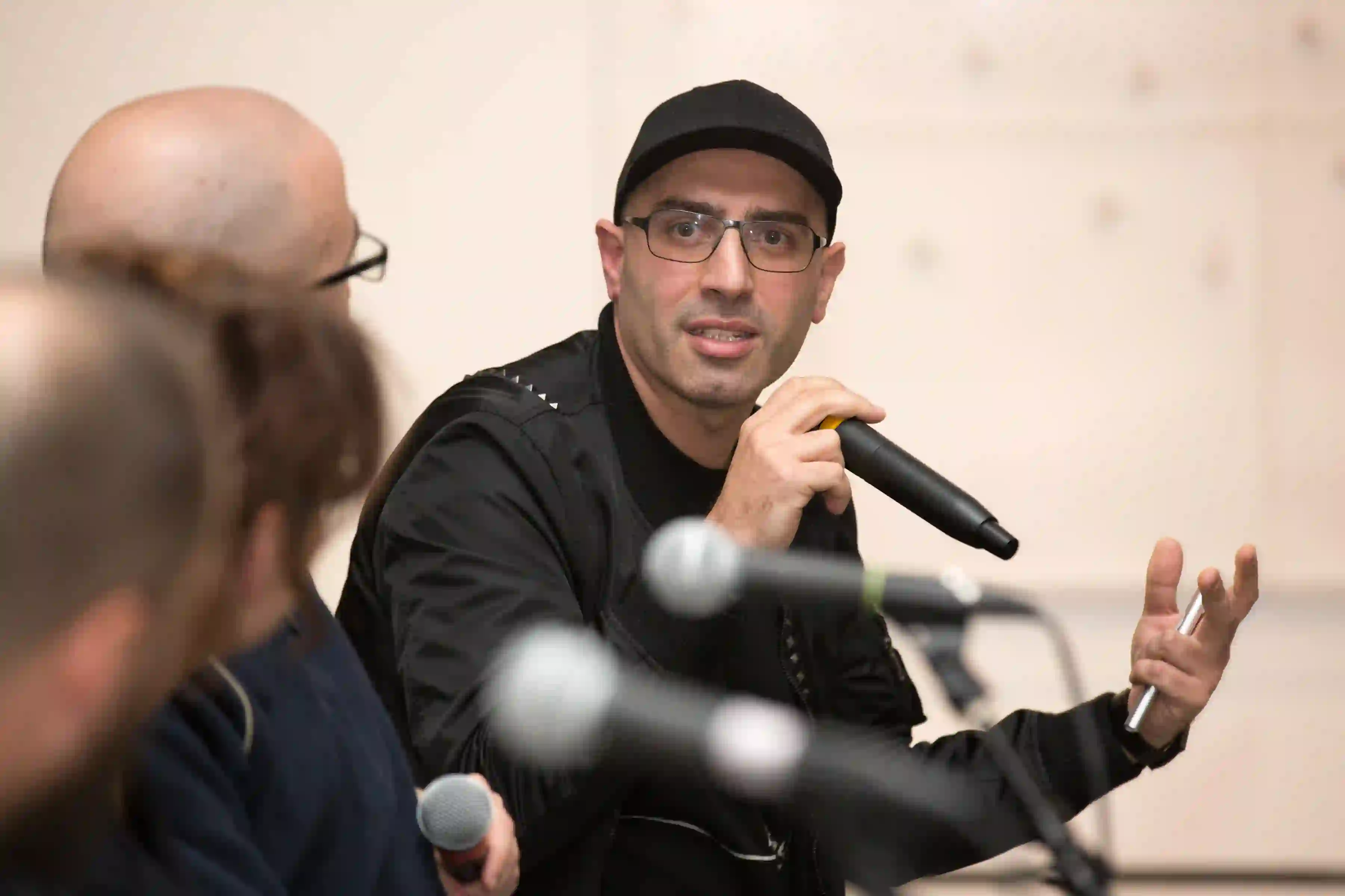 Danilo Correale speaking to the panel at the screening of Diranno che li ho uccisi io
