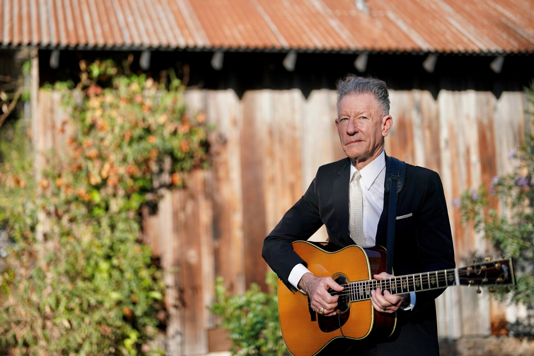 Image > Lyle Lovett > Lyle on a farm
