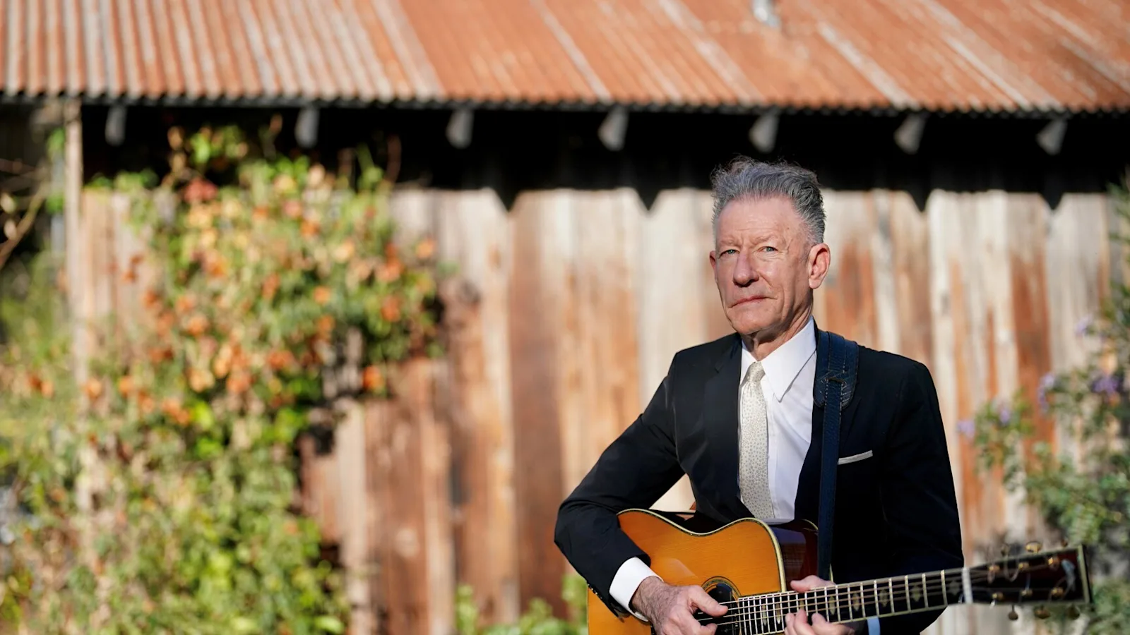 Image > Lyle Lovett > Lyle on a farm