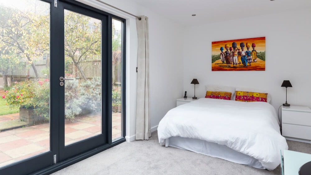 A garden room bedroom, located in London and completed in 2015