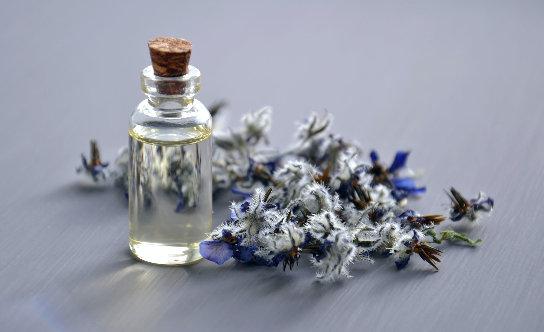olejek-lawendowy-wlasciwosci-aromaterapia