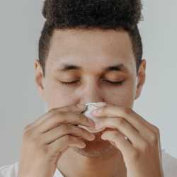 alergiczny-niezyt-nosa-przycyzny-objawy-leczenie
