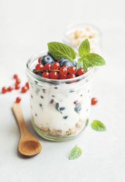 jogurt-naturalny-z-czym-go-jesc-jaki-jest-najlepszy