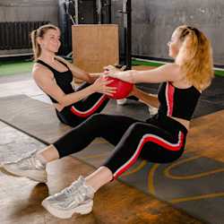 cwiczenia-na-boczki-jakie-sa-najlepsze-z-guma-z-hantlami