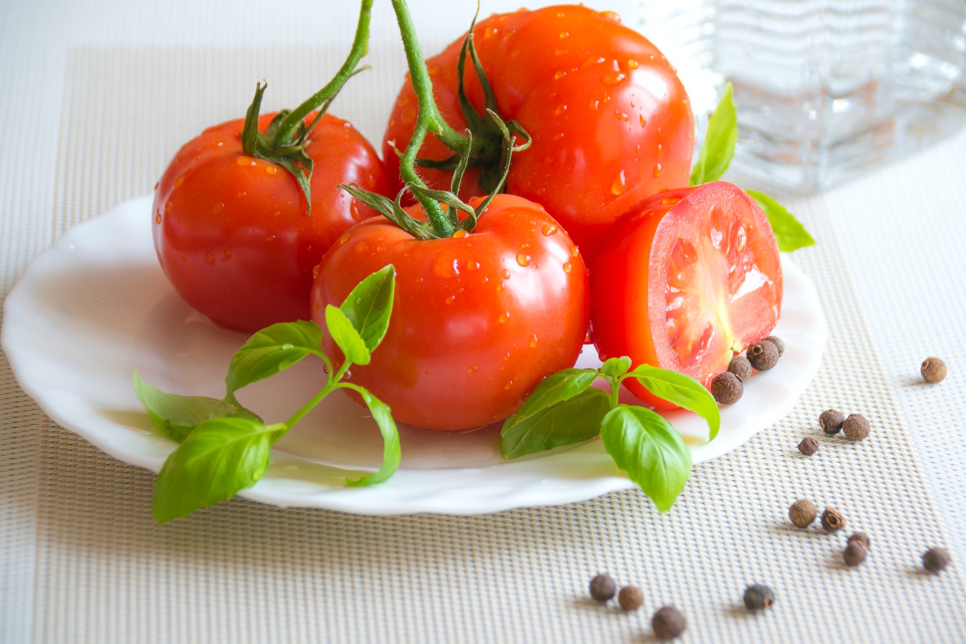 przepisy-na-pomidory-zielone-kiszone-w-sloiku