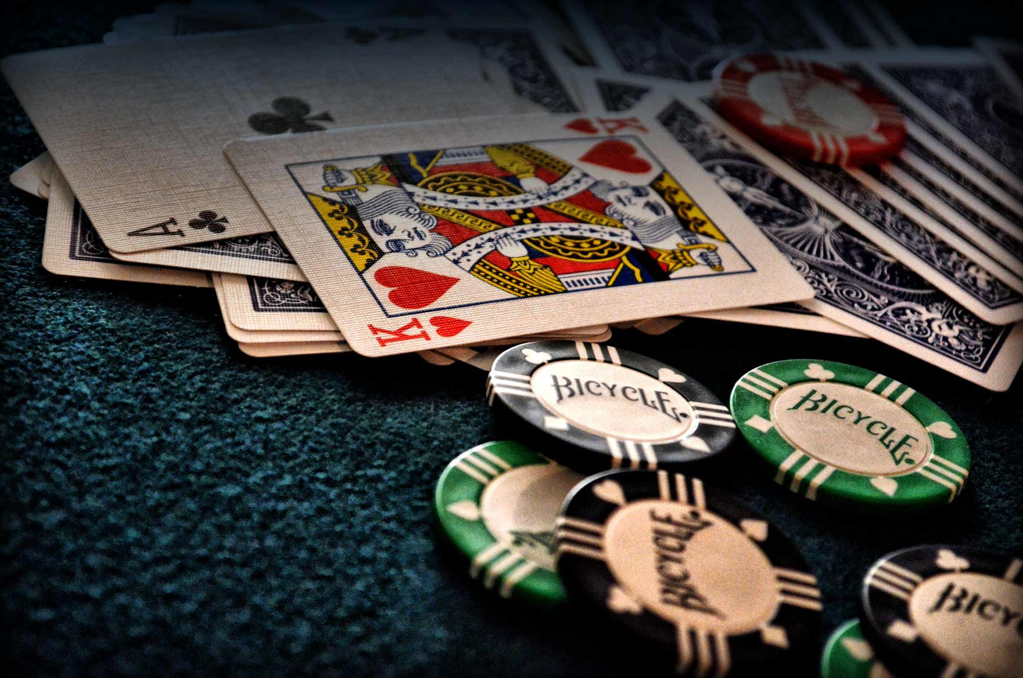 Азартные игры карты на деньги igradengi. Покер картинки. Покер и мотоциклы. Яркие картинки Покер на аву. Ли Покер.