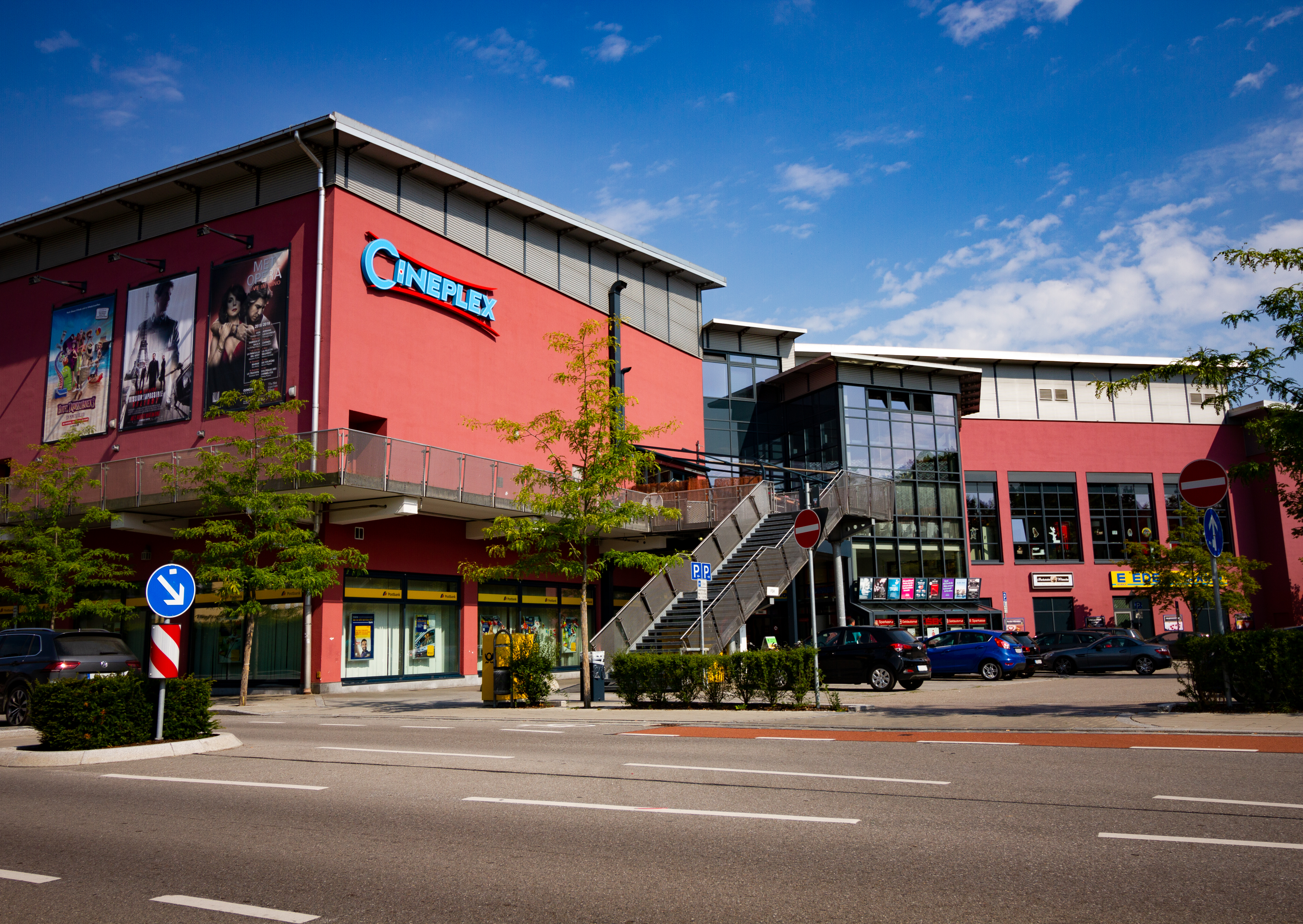 Foto, das die Außenansicht des Cineplex Erding zeigt. 