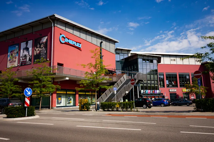 Foto, das die Außenansicht des Cineplex Erding zeigt.