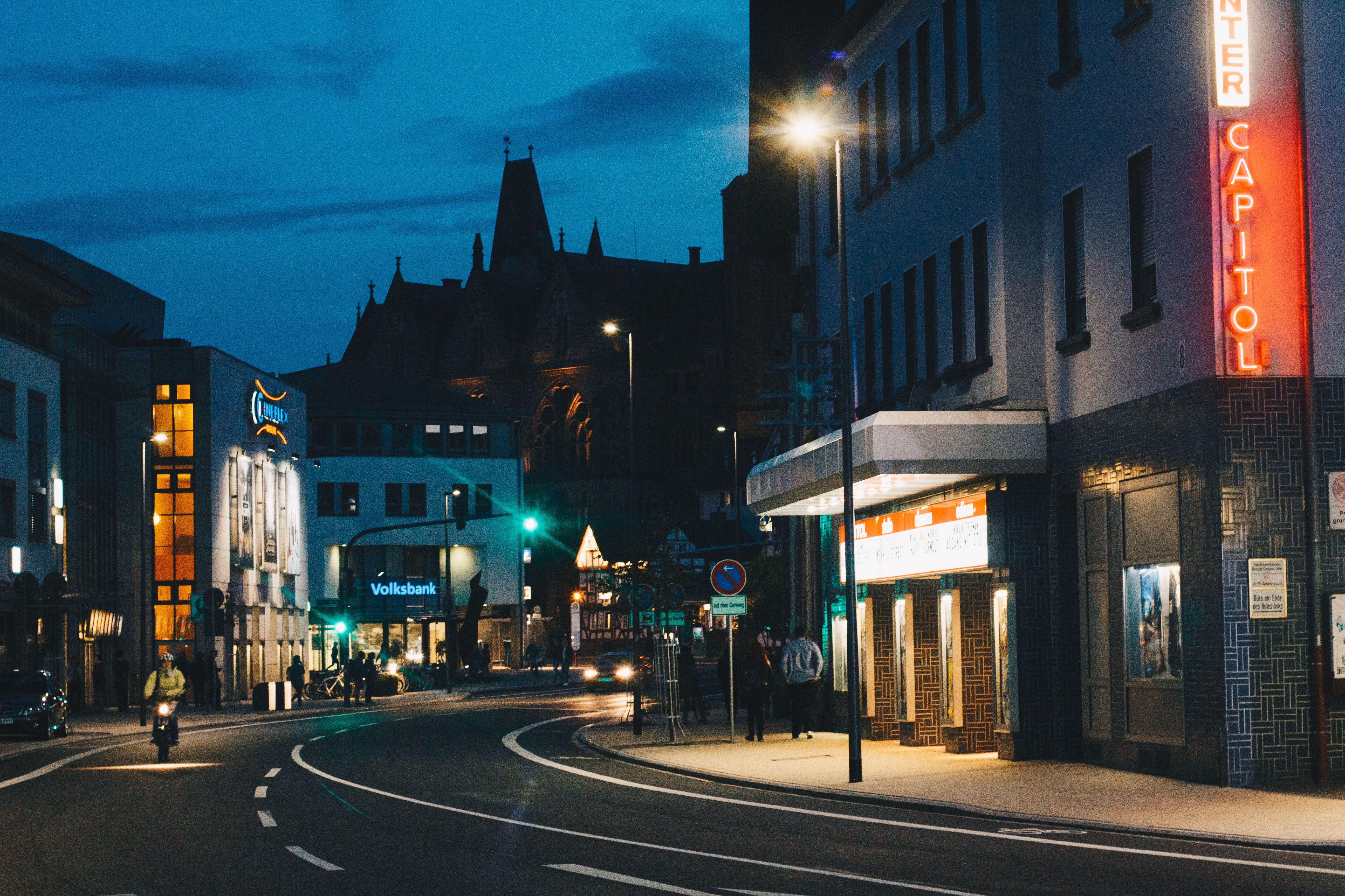 Capitol und Cineplex Marburg bei Nacht