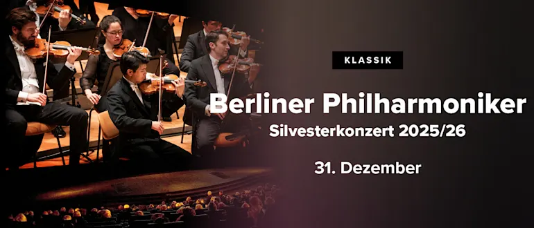 Hier sieht man ein Orchester. Das Banner bewirbt das Silvesterkonzert der Berliner Phila