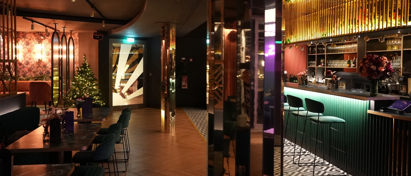 Die Sky Bar mit Weihnachtsbaum im Hintergrund