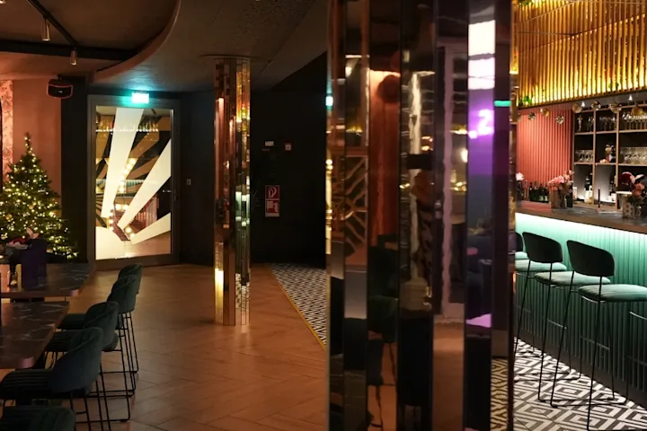 Die Sky Bar mit Weihnachtsbaum im Hintergrund