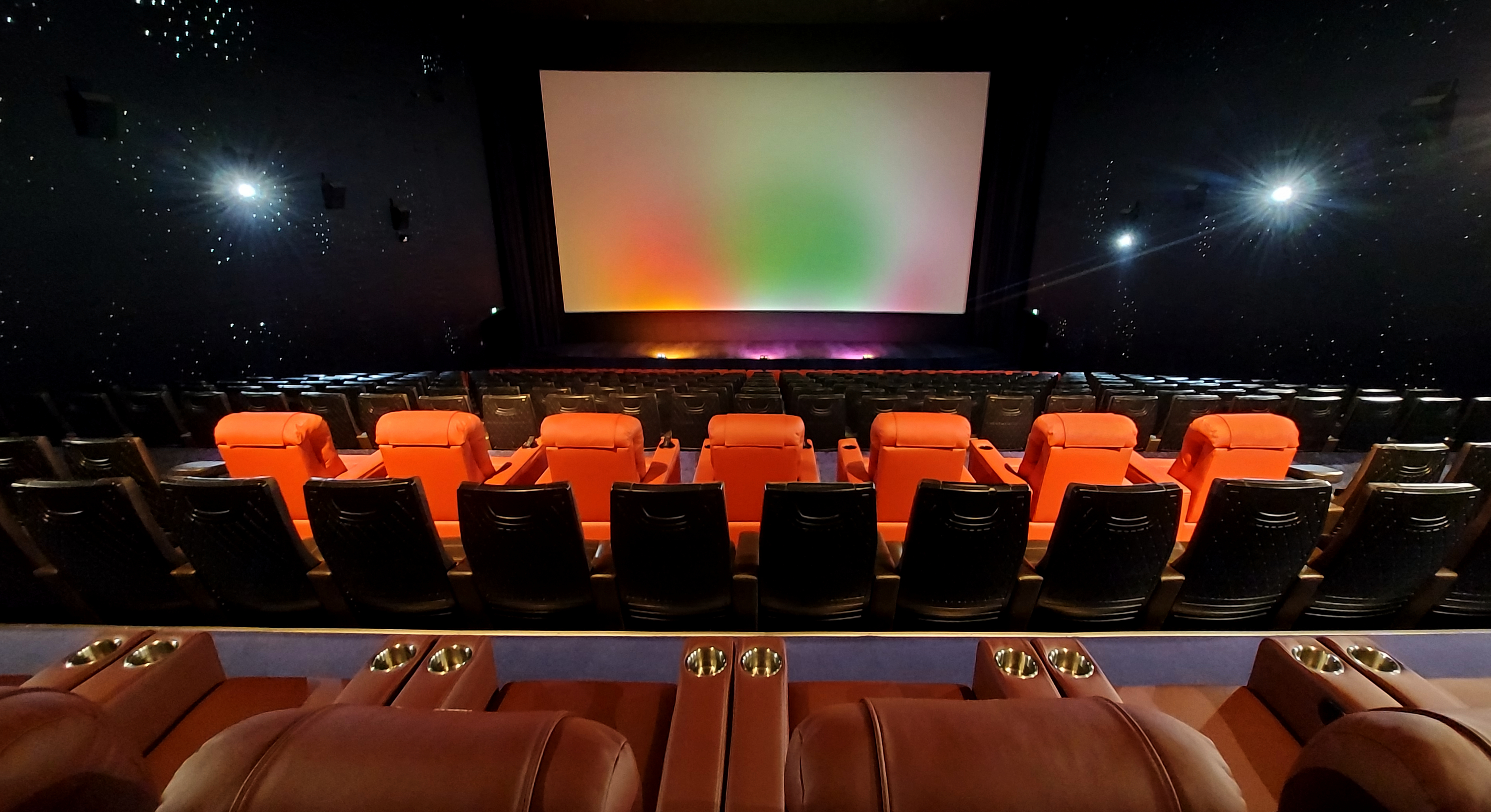 Saal 1 D-Box und Leinwand