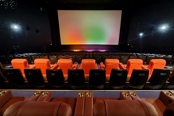 Saal 1 D-Box und Leinwand