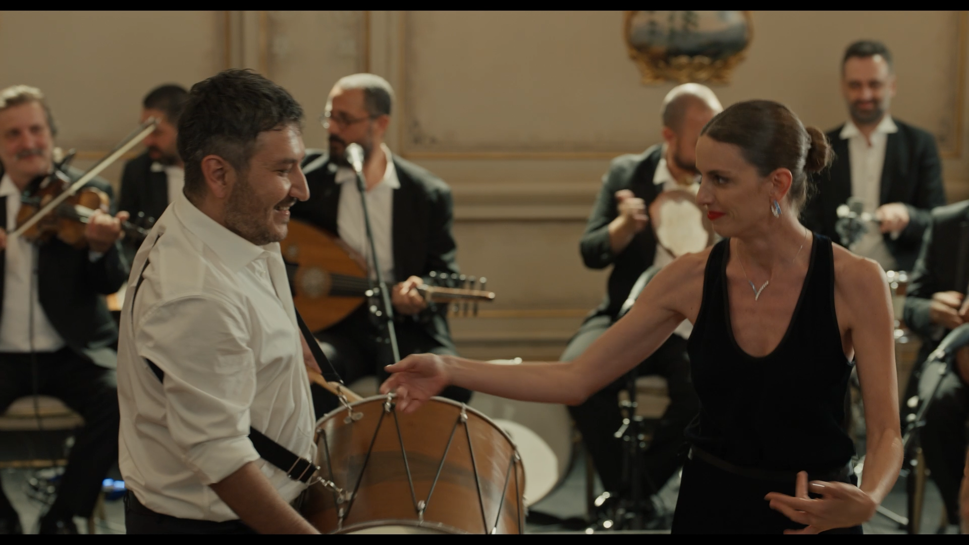 Szenenbild zu Soyut Disavurumcu Bir Dostlugun Anatomisi Veyahut Yan Yana