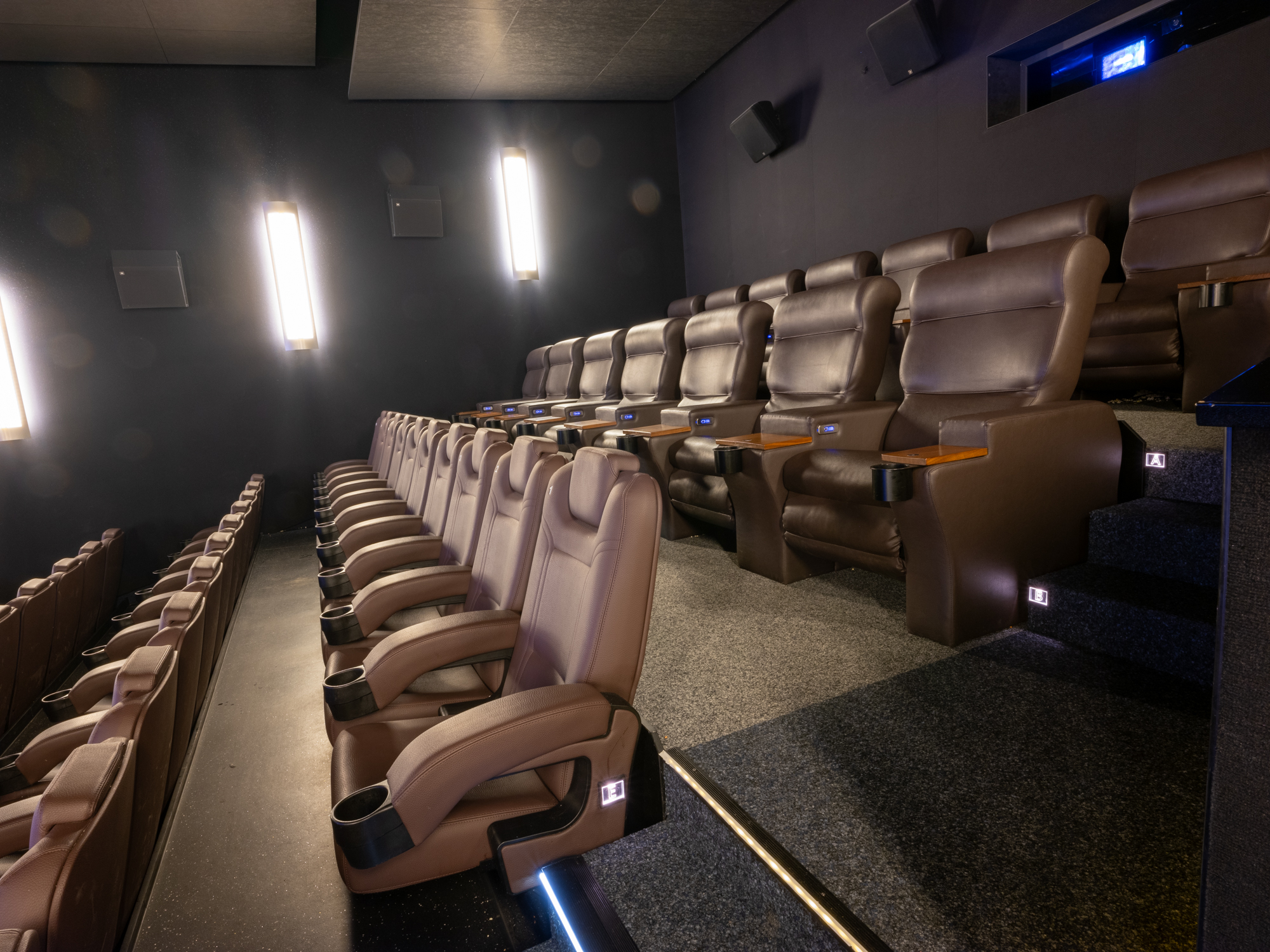 Memmingen_Saal_7_side_front