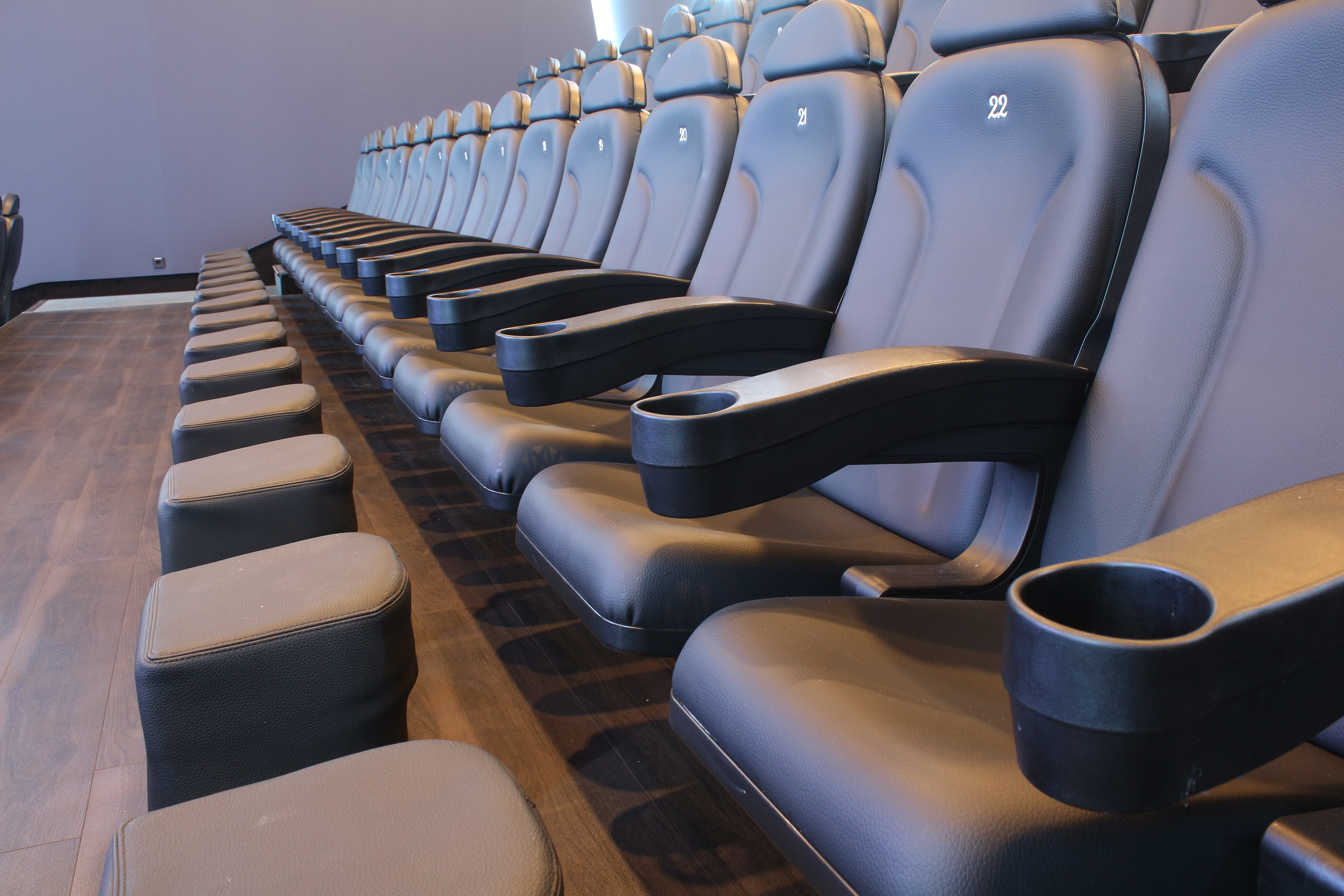 Sitze mit Fußhocker in Reihe 9