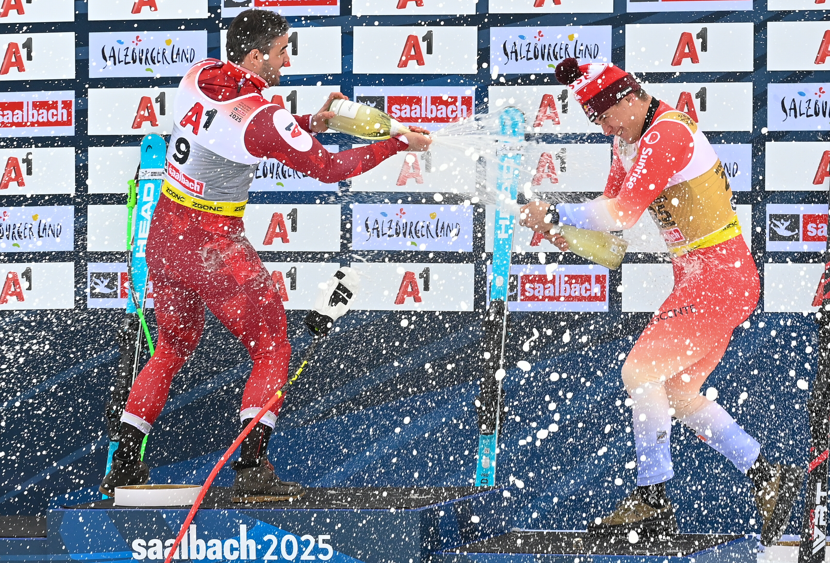 Szenenbild zu Downhill Skiers