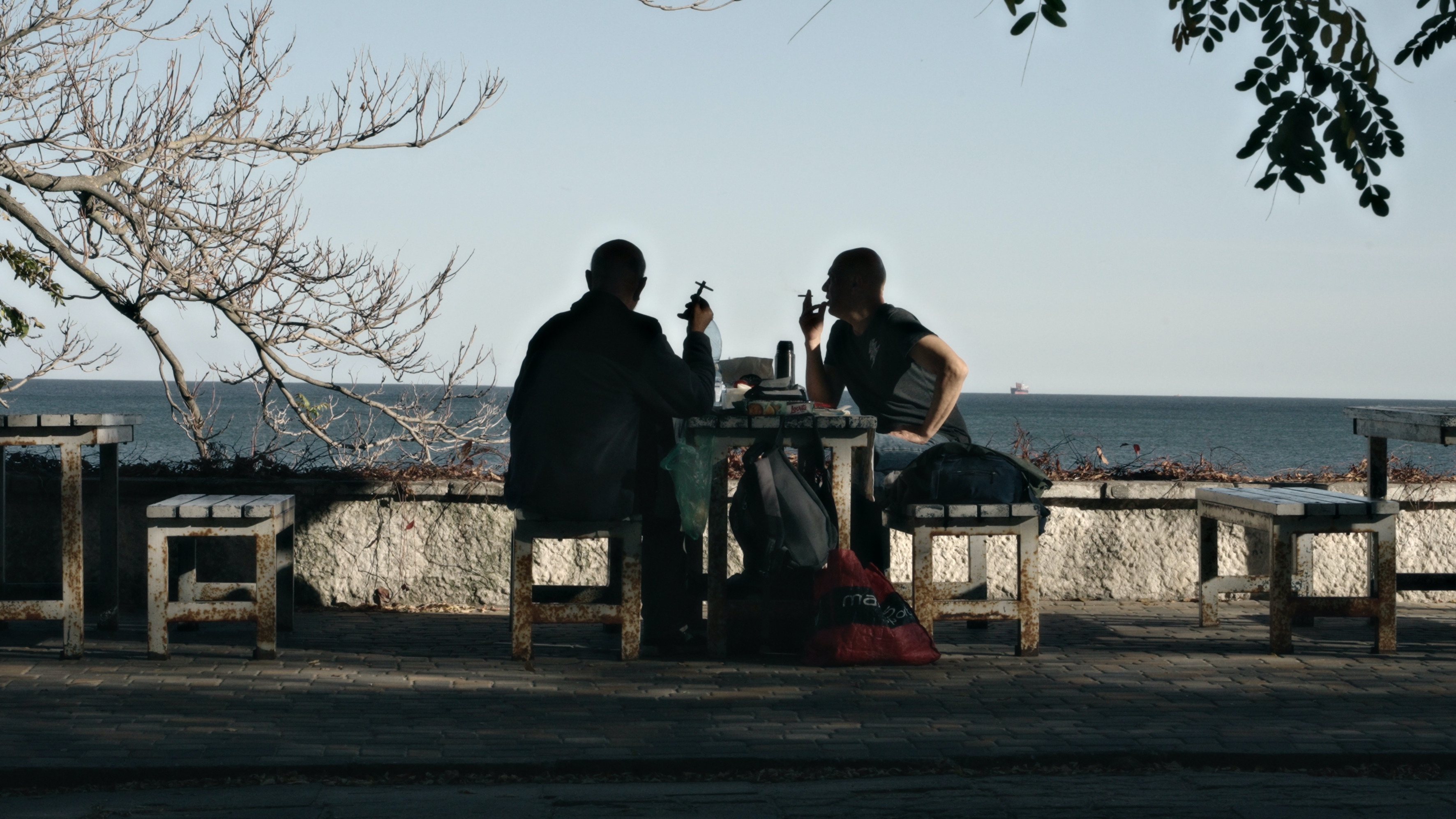 Szenenbild zu When Lightning Flashes Over the Sea