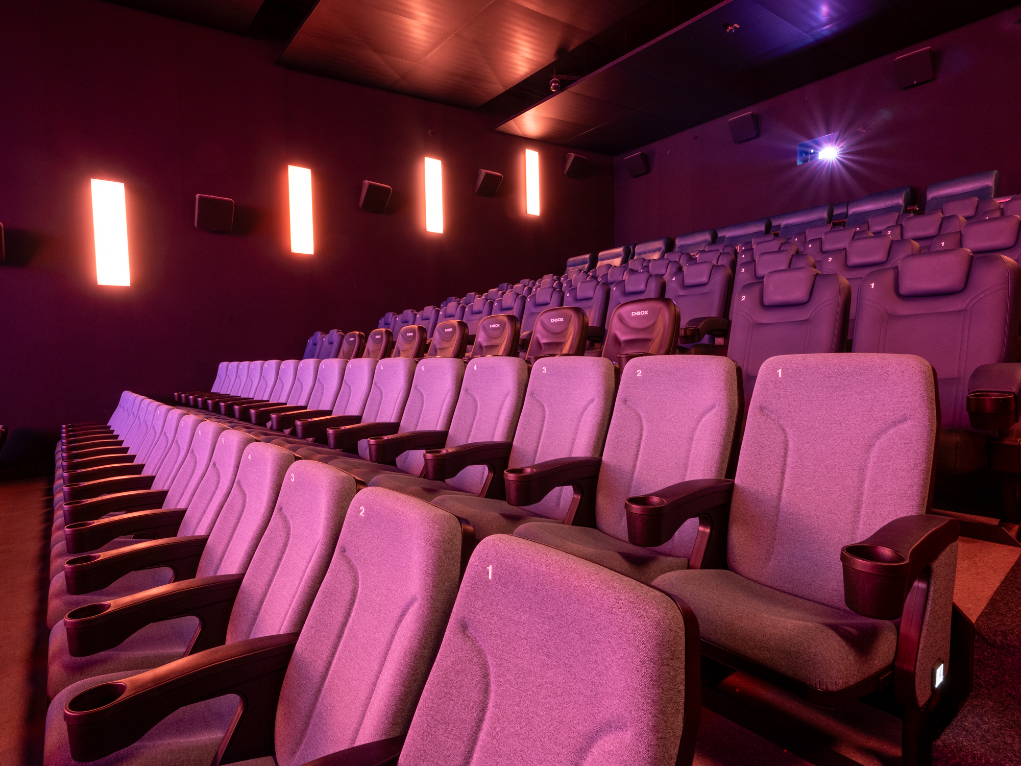 Penzing_Saal_2_front_side1