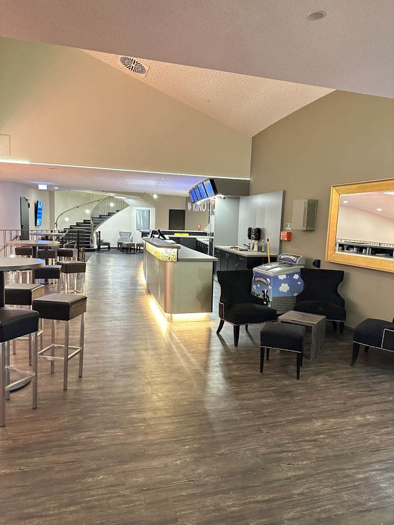 Cineplex Koeln Foyer oben