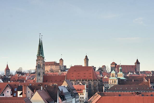 Aussicht Nürnberg auf eine Burg und Kirche und die roten Dächer der Stadt.