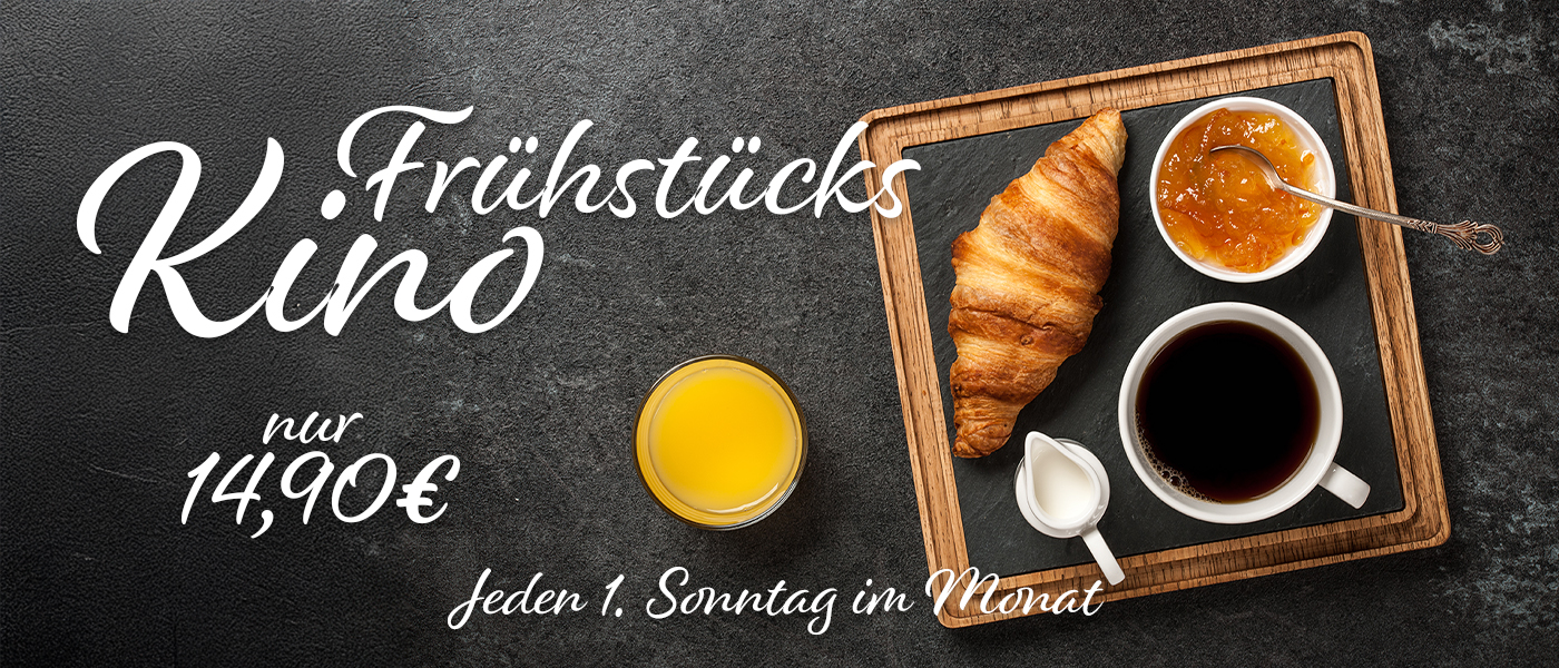Tablet mit Croissant, Marmelade, Kaffee und Milch mit dem Schriftzug Frühstückskino und zusätzlichen Informationen wie Eintritt ab 14,90€