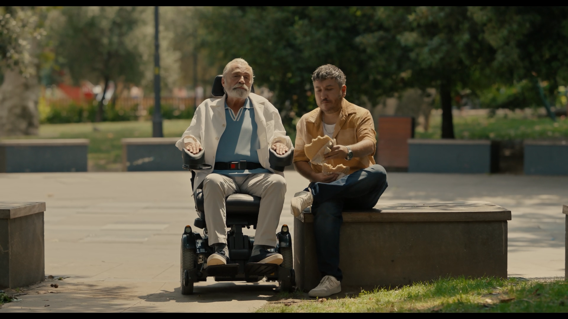 Szenenbild zu Soyut Disavurumcu Bir Dostlugun Anatomisi Veyahut Yan Yana