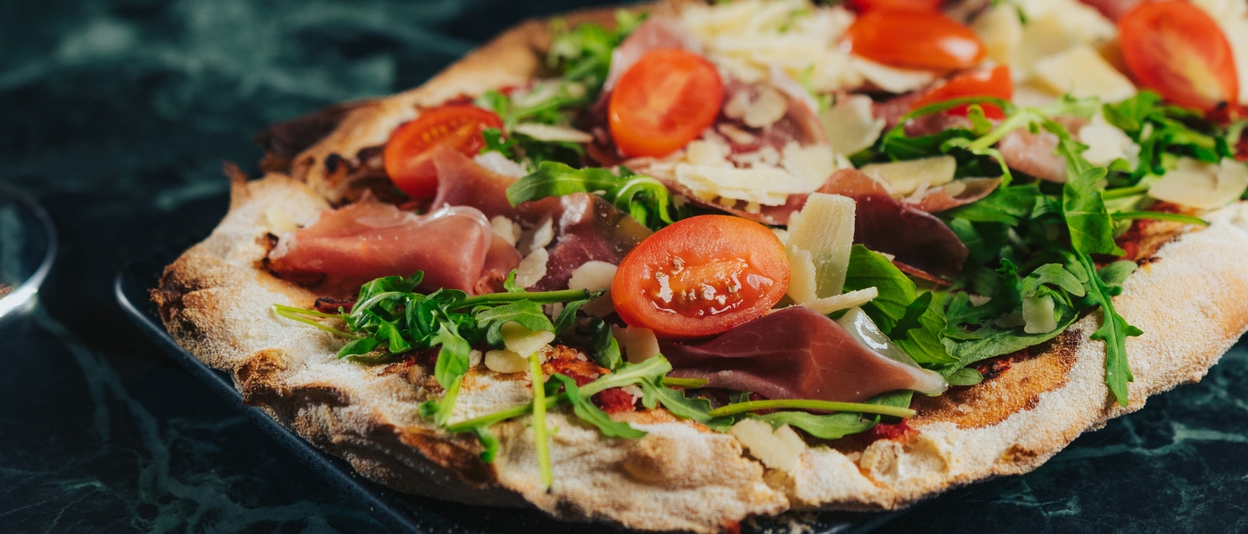 Essen aus der Sky Bar - Pinsa Mia Magarita mit Tomatensoße, Fior di Latte Mozzarella, Tomaten und Basilikum